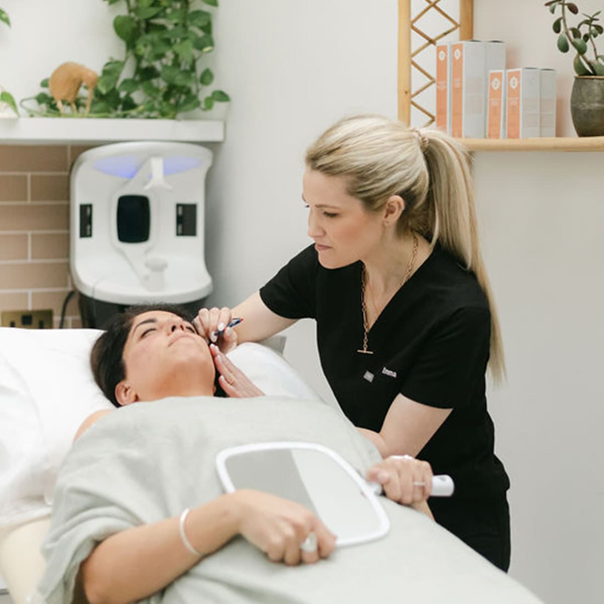 skin-pen-couch-face-mirror