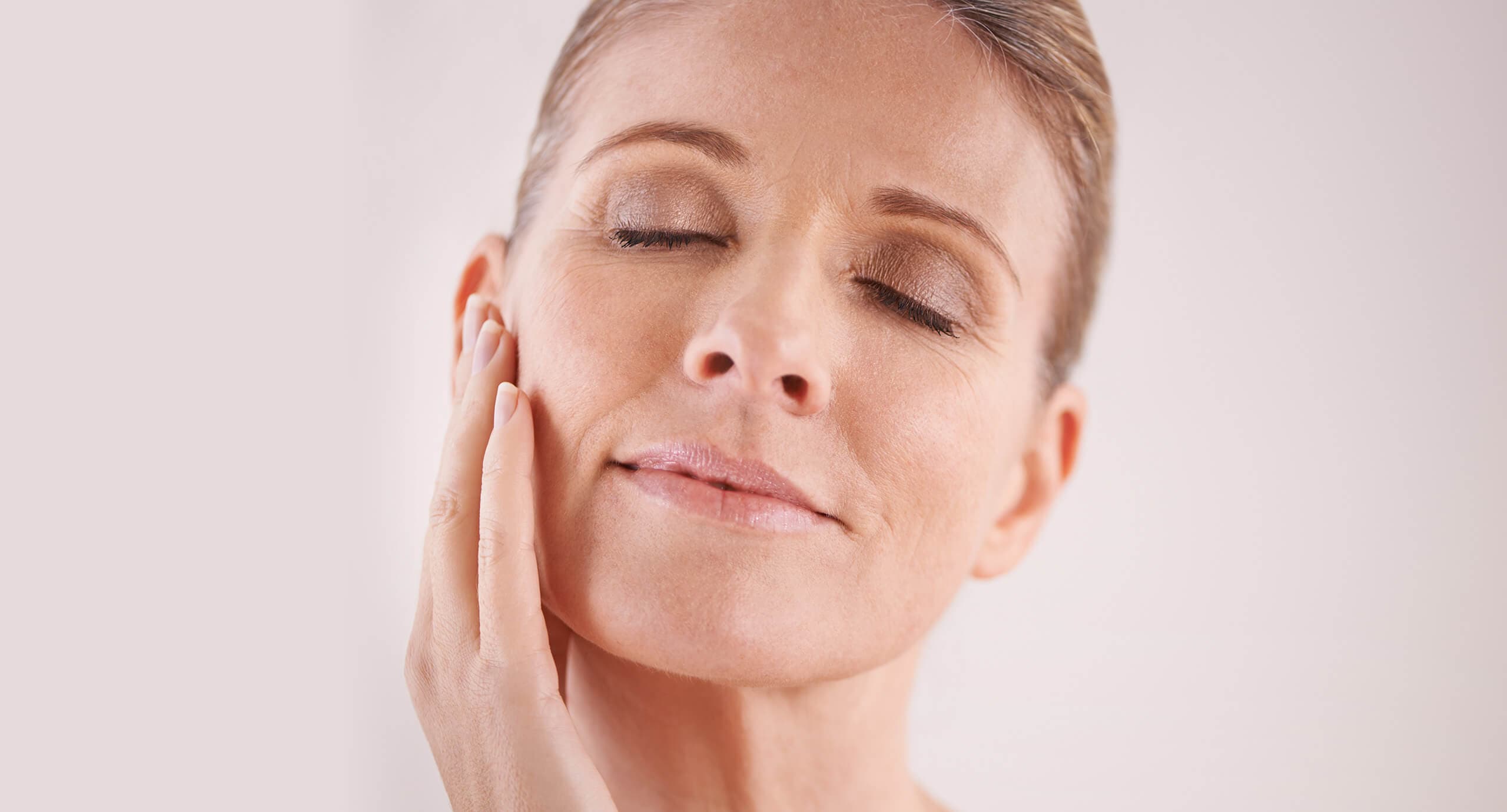 wrinkles-face-fingers