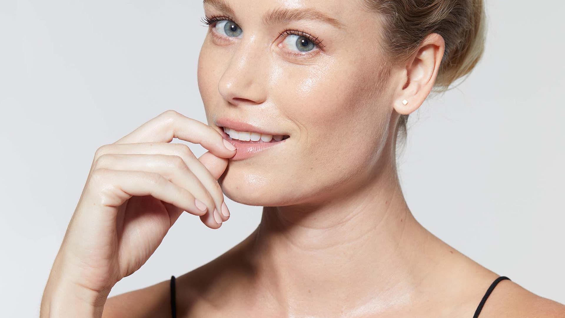 model-women-banner-clear-skin